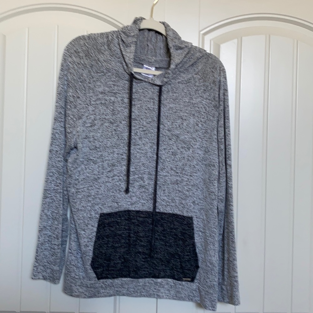 Super soft and light hoodie with front pocket. XL